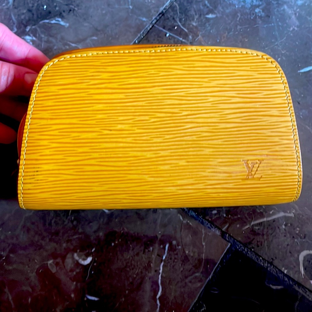 Louis Vuitton yellow epi leather zippy pouch bag. Peeling inside Serial # inside